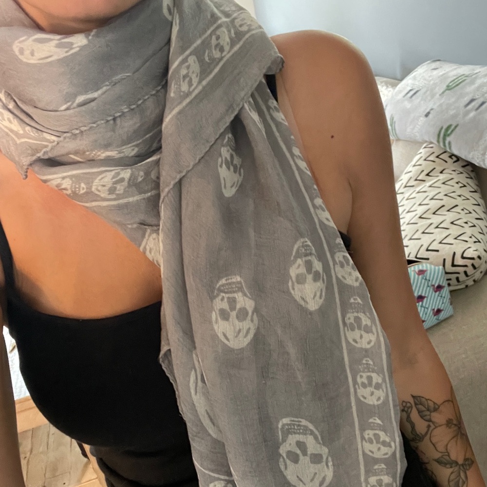 Alexander McQueen Silk scarf with skulls